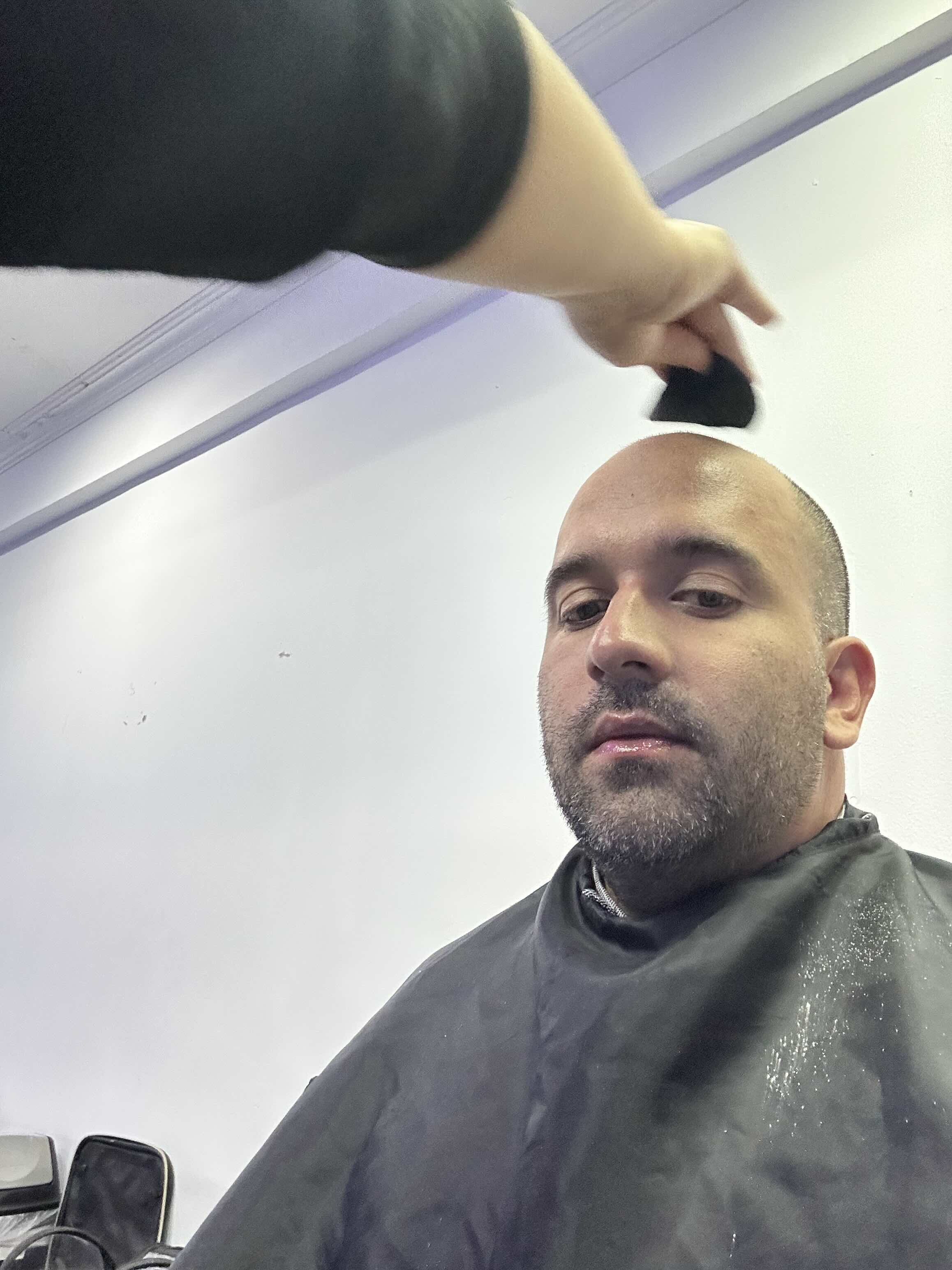Preparación detrás del escenario: maquillaje aplicado por el equipo de producción del evento antes de subir a presentar.